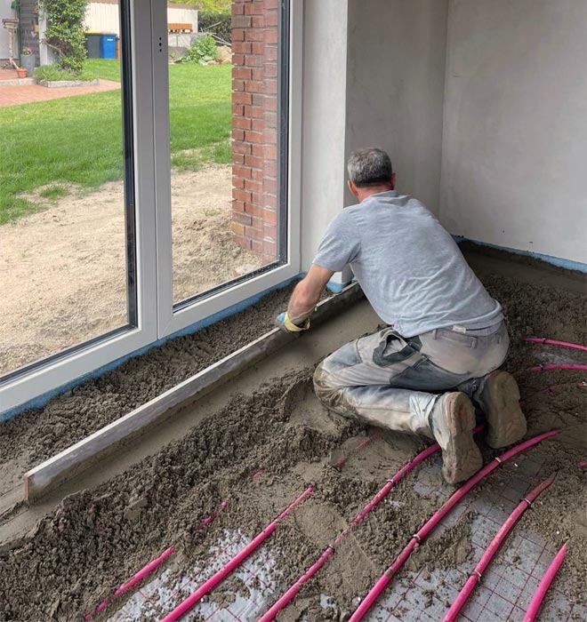 Mitarbeiter bei Estricharbeiten