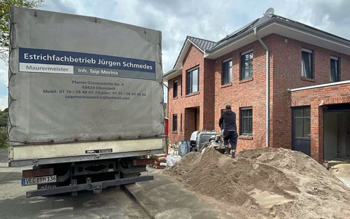 Baustelle Wohnhaus Estrichleger bei der Arbeit